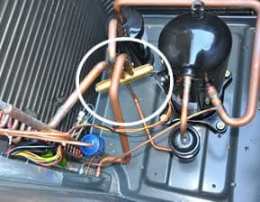 vierwegklep die zichtbaar is in een buitenunit van een airco